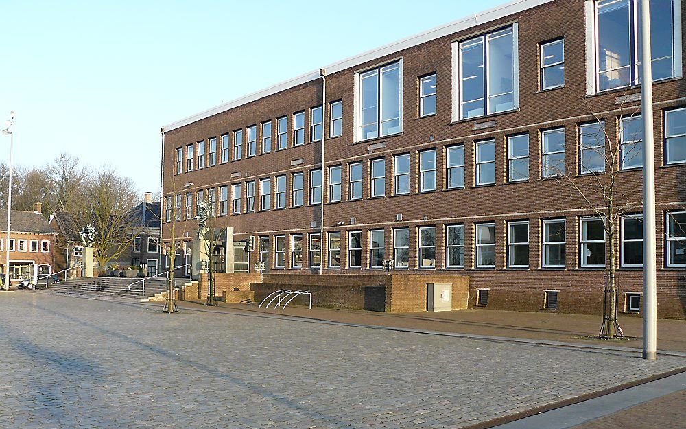 Het gemeentehuis van Alblasserdam. De Zuid-Hollandse 
gemeente buigt zich over vijf toekomstscenario’s. Foto Kees van den Hoven