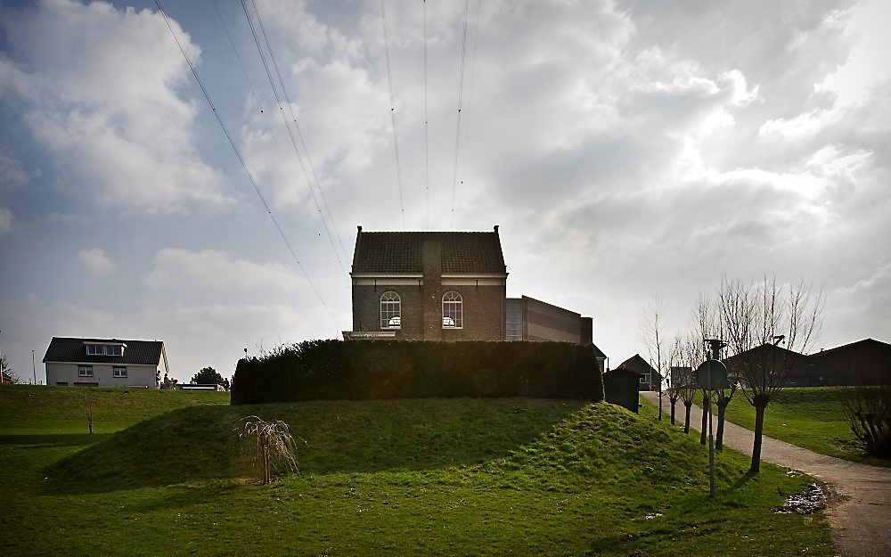 SLIEDRECHT – Na een dijkverzwaring kwam de synagoge aan de Rivierdijk in Sliedrecht op een aparte terp te staan. Foto RD, Henk Visscher