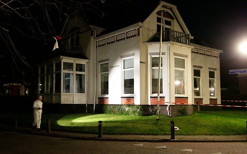 Onderzoek bij het huis in Baflo waar een dode vrouw werd gevonden. Foto ANP