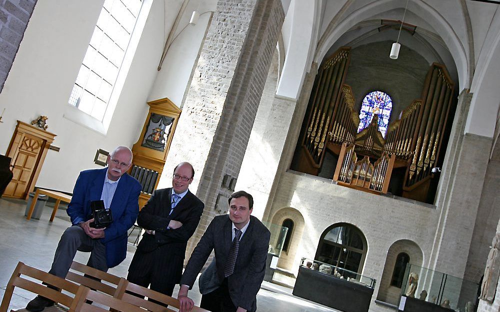 Koos Schippers, Gerben Mourik en Bart van Buitenen (v.l.n.r.) bij het Marcussenorgel in de Nicolaïkerk in Utrecht. Foto RD, Anton Dommerholt