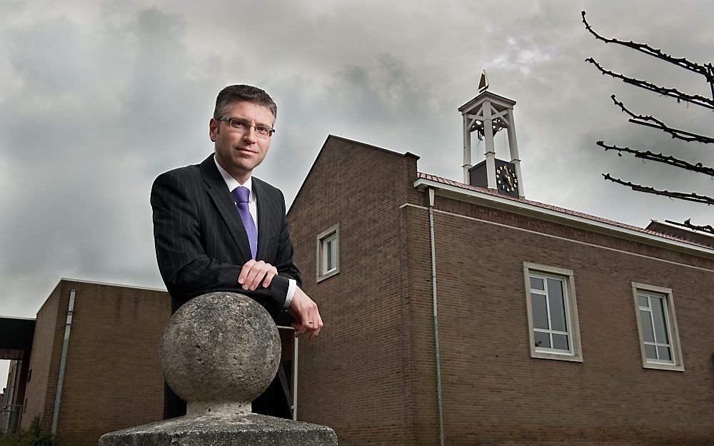 SIRJANSLAND – Ouderling J. A. van Steensel: „Een eigen dominee kent de kudde, kent de gezinnen, weet waar hij moet aanbellen, en weet ook waar het beter is dat hij nog even wacht. Foto Wim van Vossen Fotografie