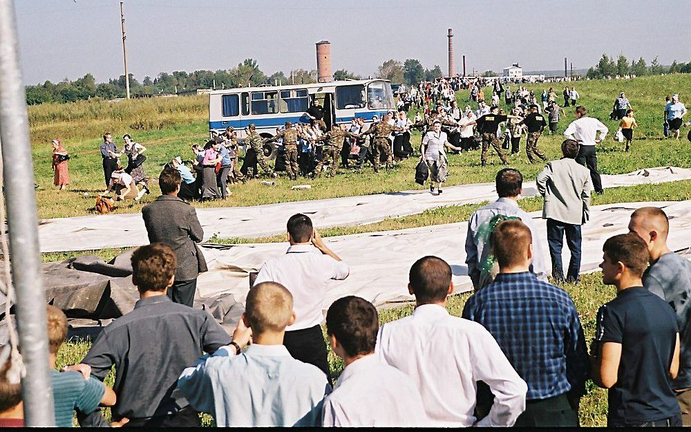 Militairen verstoren een baptistenbijeenkomst in Rusland bij Moskou. Foto Friedestimme