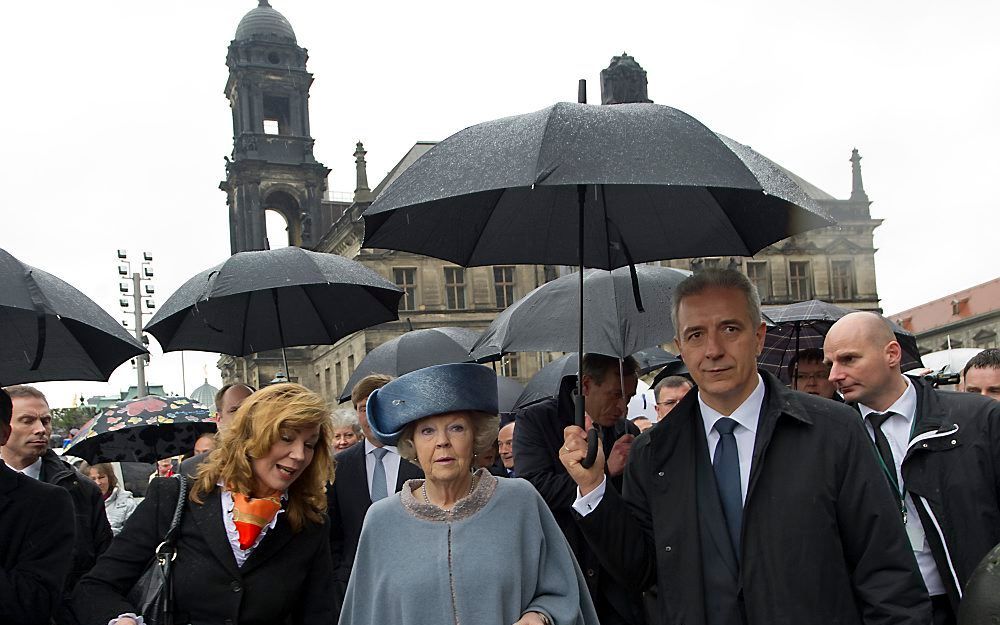 Koningin Beatrix tijdens een stadswandeling in Dresden. Foto ANP