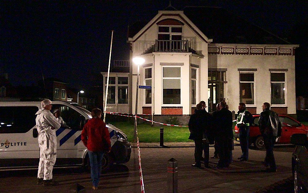 De politie verricht woensdagavond onderzoek bij het huis in Baflo waar woensdag een dode vrouw is aangetroffen. Foto ANP