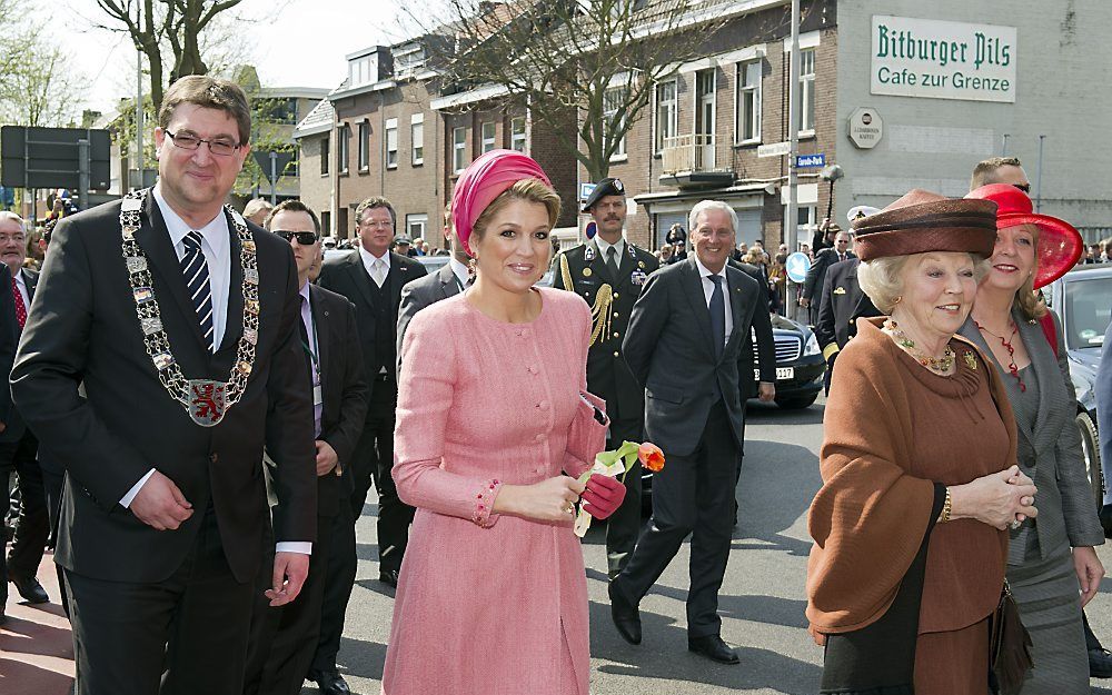 Koningin Beatrix en prinses Maxima lopen vrijdag samen met burgemeester Cristoph von der Driesch van Herzogenrath (L) door de Achenerstrasse/Nieuwstraat, waar de grens tussen Nederland en Duitsland loopt. Foto ANP