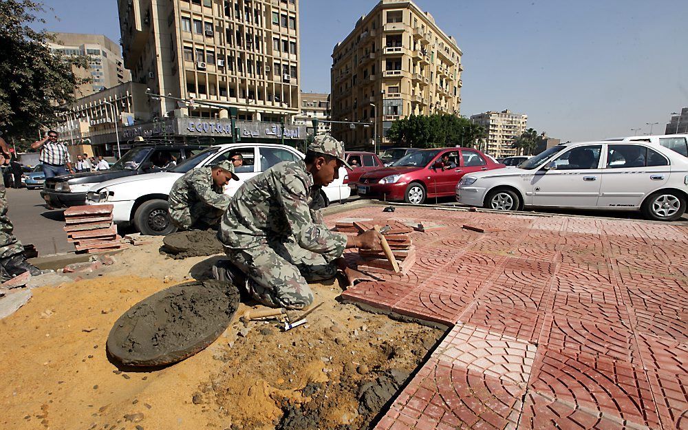 Het Tahrirplein in de Egyptische hoofdstad Caïro is vorige week in oude luister hersteld. Er is nieuw gras ingezaaid en stoepen zijn gestraat. De revolutie is echter nog niet ten einde. Foto EPA