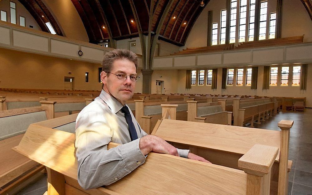 Ouderling A. W. Koole, scriba van de gereformeerde gemeente te Krabbendijke: „We zijn langer vacant dan ooit tevoren. De gemeente wordt er onrustig van.” Foto Ronald den Dekker