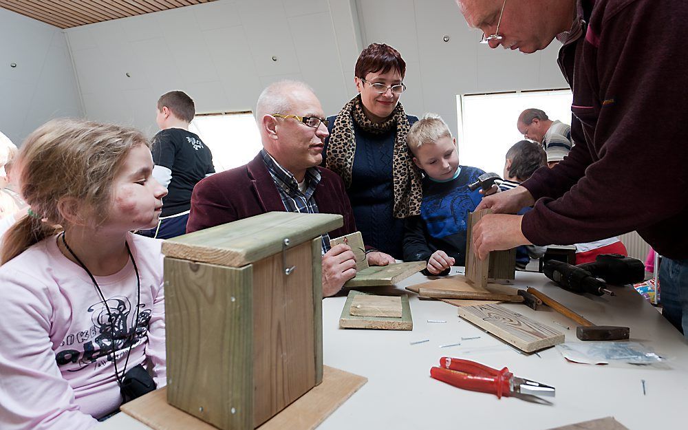 Knutselmiddag in Hollandscheveld. Links in het midden voorzitter Klaas Koops van Stichting Rusland Kinderhulp. Foto André Weima