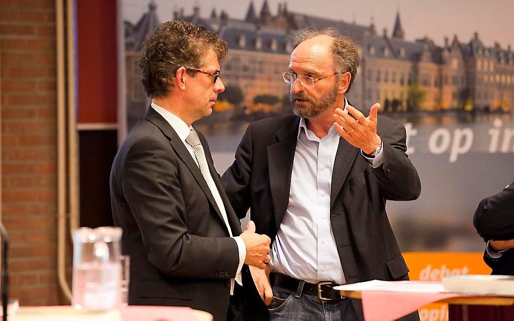 Prof. dr. Paul Cliteur (r.) en dr. M. J. Kater gingen gisteravond in Gouda onder leiding van RMU-bestuurslid P. Schalk in debat over het secularisme. Kater: „De scheiding van kerk en staat is voor geen enkele christen een probleem, wel de scheiding van he