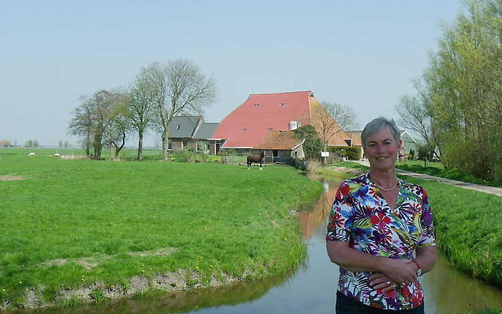 Fractievoorzitter Annigje Toering van de Frysk Nasjonale Partij voor een Friese kop-hals-rompboerderij vlak bij haar woonplaats. „De ruimte hier zorgt ervoor dat wij ons ”Frysk en frij” voelen.” Foto RD