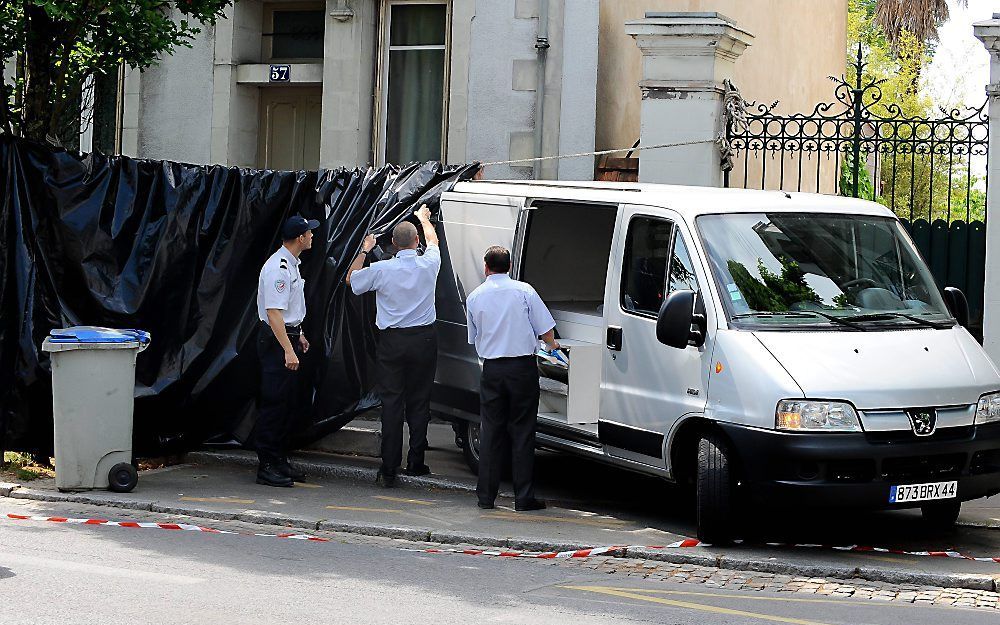 De Franse politie bij het huis in Nantes. Foto EPA