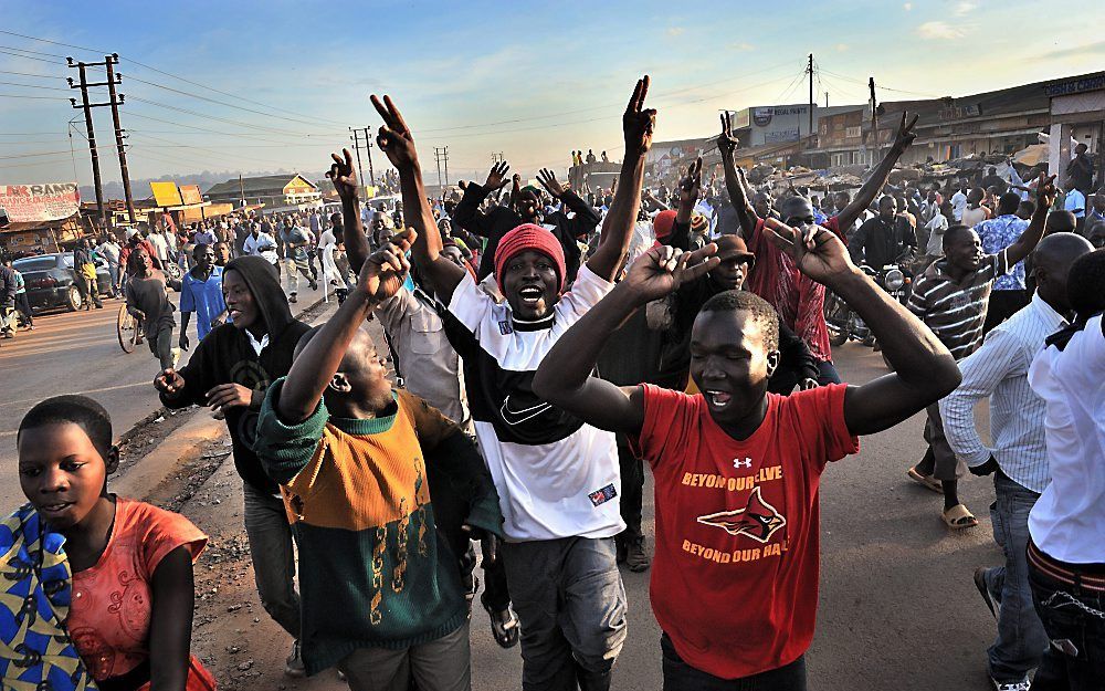 Ugandezen protesteerden tijdens een ‘wandeling naar het werk’ in de hoofdstad Kampala donderdag tegen de hoge voedsel- en benzineprijzen in het Afrikaanse land. Foto EPA