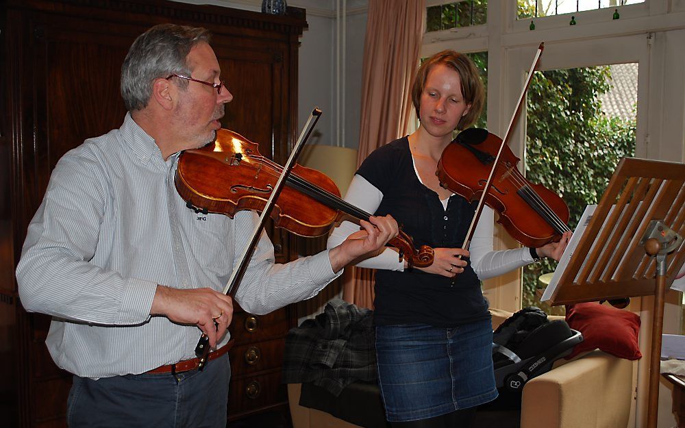 Maurits Wijzenbeek laat Janna Greving horen wat hij bedoelt. Foto RD.