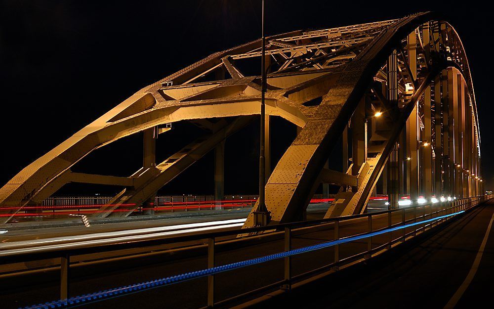 De Hollandse driekleur in lichtsporen. Dergelijke bewegingsonscherpte is een fraai gevolg van de lange sluitertijden bij nachtfotografie. Foto Wessel van Binsbergen