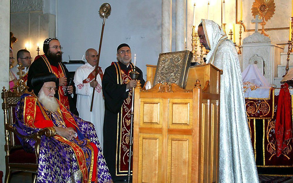 Patriarch Zakka I Iwas (l.) van de Syrisch-Orthodoxe Kerk tijdens een paasviering in Damascus.  Foto EPA