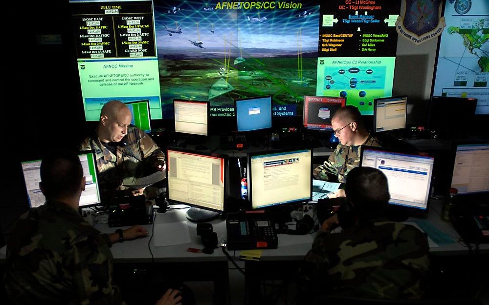 Cyberoorlog is reële dreiging. Foto: Amerikaanse militairen achter hun computerschermen. Foto U.S. Air Force