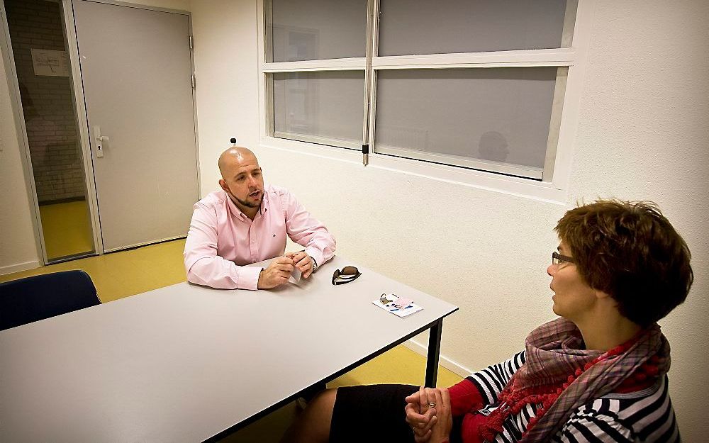 Gedetineerde Marco F. in gesprek met vrijwilligster Corine de Jong van Gevangenenzorg Nederland. De twee spreken elkaar eens in de twee weken in de Zoetermeerse gevangenis, waar Marco een celstraf van 4,5 jaar uitzit. Foto Henk Visscher