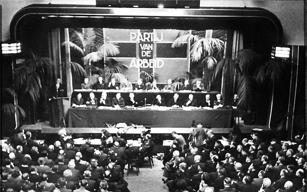 Het stichtingscongres van de PvdA in hotel Krasnapolsky te Amsterdam op 9 februari 1946. Voorzitter die dag was de ‘rode dominee’ W. Banning. Foto Spaarnestad