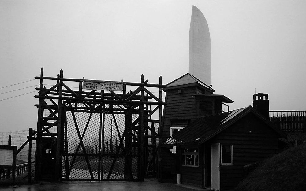 De toegangspoort van kamp Natzweiler-Struthof zoals dat er nu uitziet. Op de achtergrond is het monument voor de slachtoffers zichtbaar. beeld Wikipedia