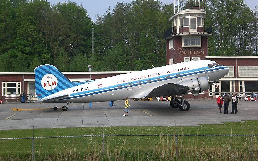 LELYSTAD  – De DC-3 Dakota met registratie PH-PBA (van prins Bernhard en prinses Amalia) vertrok gisteren bij de replica van het oude Schipholgebouw op de luchthaven Lelystad. Foto Henk Heiden