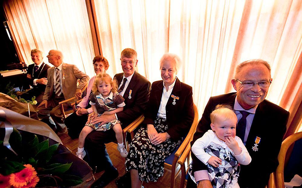 In gebouw d’Alburcht in Wijk en Aalburg kregen acht personen vanochtend een lintje van burgemeester Naterop. Op de foto, van links naar rechts: burgemeester F. Naterop, A. Duister, het echtpaar Waaijenberg-van de Braak en A. Hakkesteeg. Foto Dirk Hol