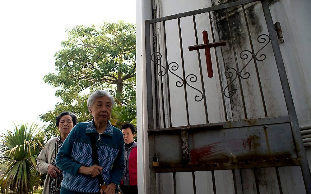 Chinezen bezoeken met Pasen een rooms-katholieke kerk in Zuidoost-China. Foto EPA