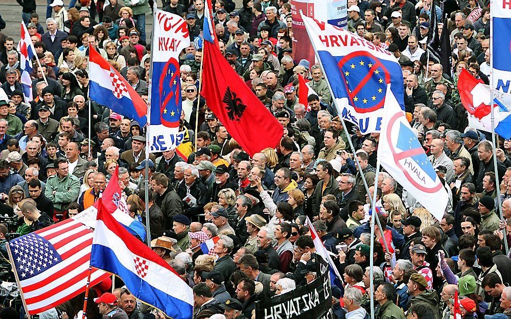 Demonstratie op 16 april in de Kroatische hoofdstad Zagreb tegen de veroordeling van de Kroatische generaals Ante Gotovina en Mladen Markac door het VN-tribunaal in Haag. Foto EPA