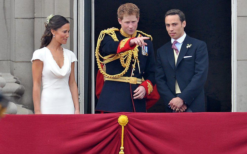 De broer van Catherine, James Middleton (r.), las tijdens de huwelijksdienst niet uit de King James Bijbel. Foto EPA