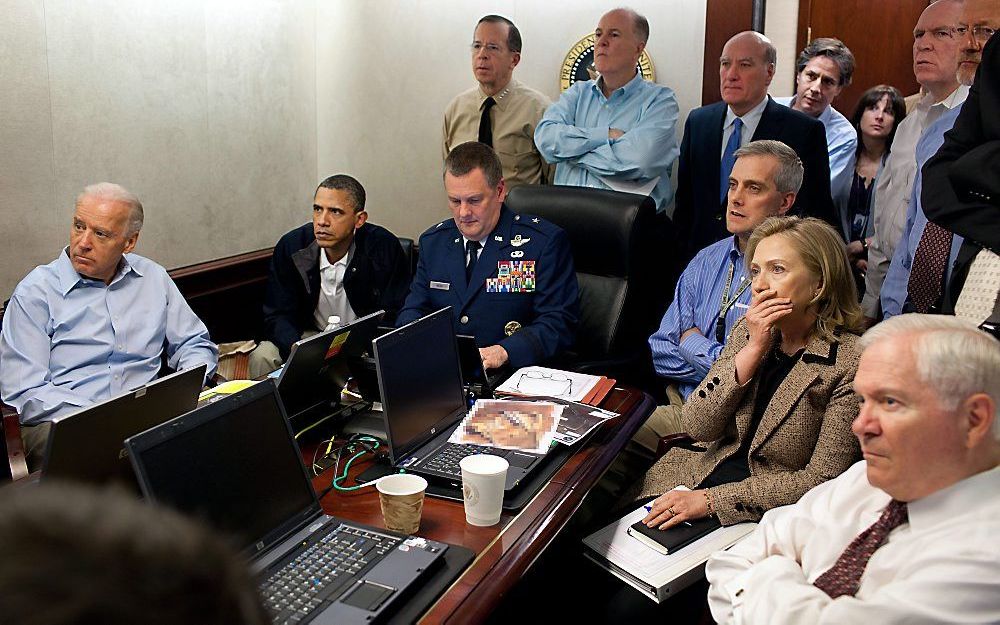 Onder meer Obama, Biden en Clinton kijken in het Witte Huis mee hoe Bin Laden wordt aangevallen.  Foto EPA