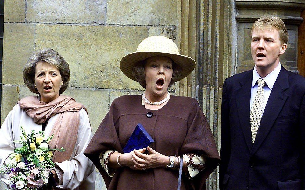 Prinses Margriet, koningin Beatrix en prins Willem-Alexander zingen uit volle borst het Wilhelmus. Koninginnedag 2000. Foto ANP