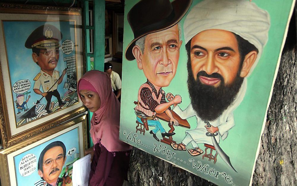 Poster in Jakarta waarop Bin Laden en Bush staan afgebeeld. Foto EPA