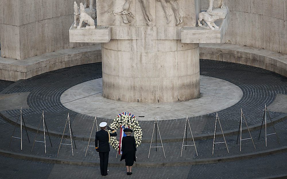 Koningin Beatrix en Prins Willem Alexander leggen een krans bij het Monument op de Dam tijdens de de Nationale Dodenherdenking. Foto ANP