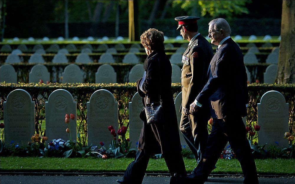 Prins Margriet en prof. mr. Pieter van Vollenhoven woonden woensdagavond de herdenking op de Grebbeberg bij. Foto ANP