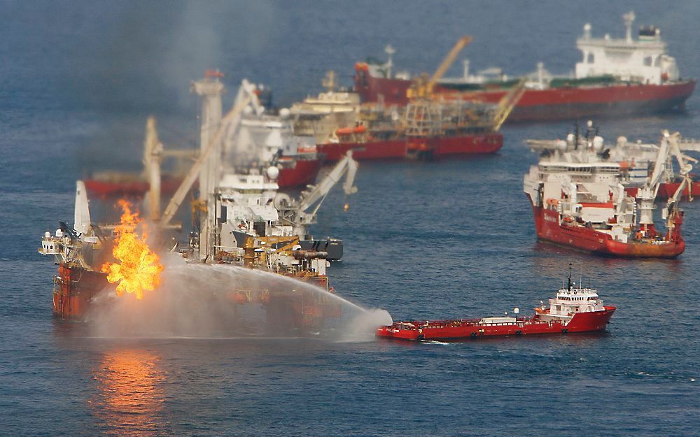 Bluswerkzaamheden rond het ontplofte platform Deepwater Horizon, april 2010. Foto EPA