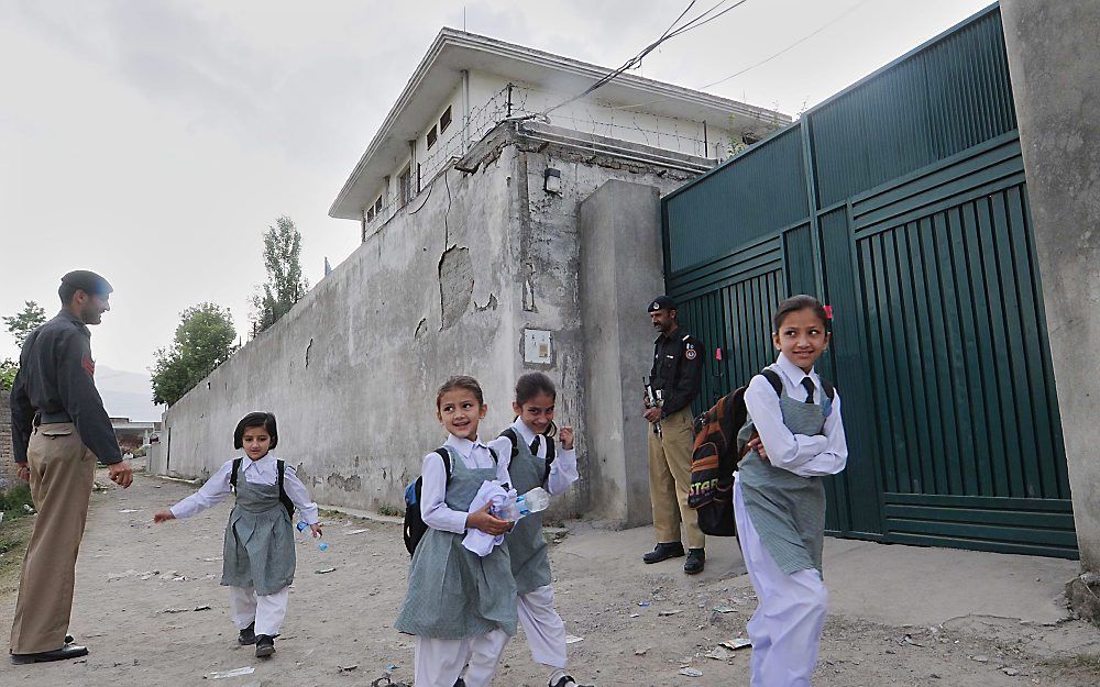 Schoolkinderen passeren het huis waar Bin Laden zich schuilhield. Foto EPA