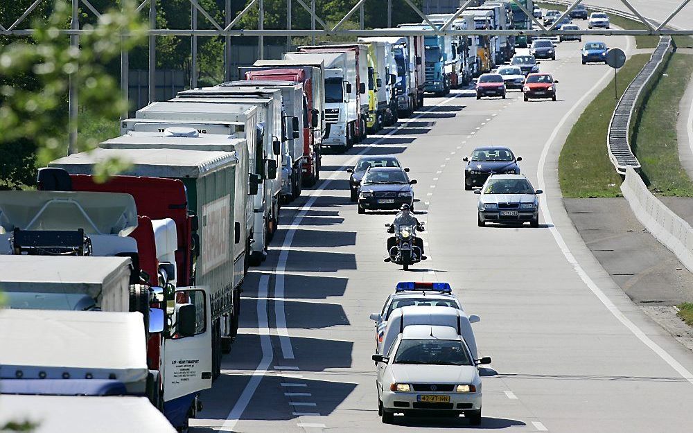 In Oost-Nederland is langs de snelwegen waar veel vrachtwagenverkeer overheen gaat een groot tekort aan parkeerplaatsen voor trucks. Foto ANP