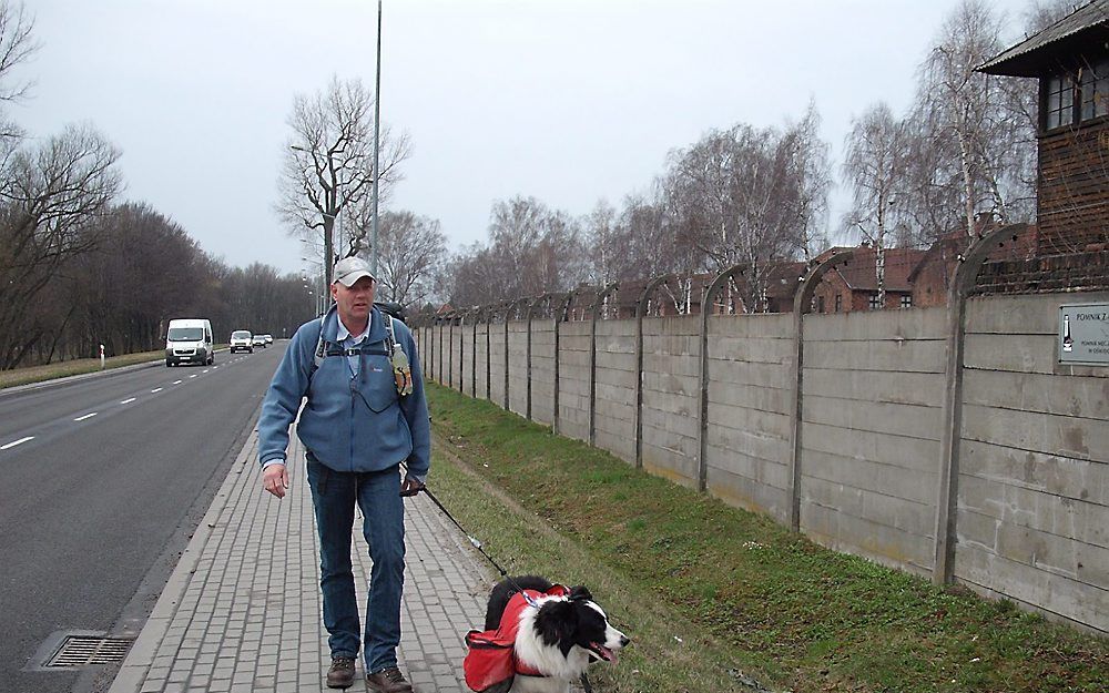 Jaap Willemstein uit Waddinxveen is bezig met een wandeltocht van Auschwitz in Polen naar Westerbork in Nederland. Foto Jaap Willemstein