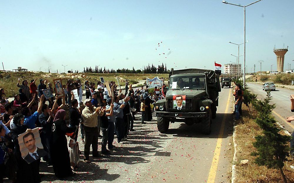 Inwoners van Daraa verwelkomen militairen. Foto EPA