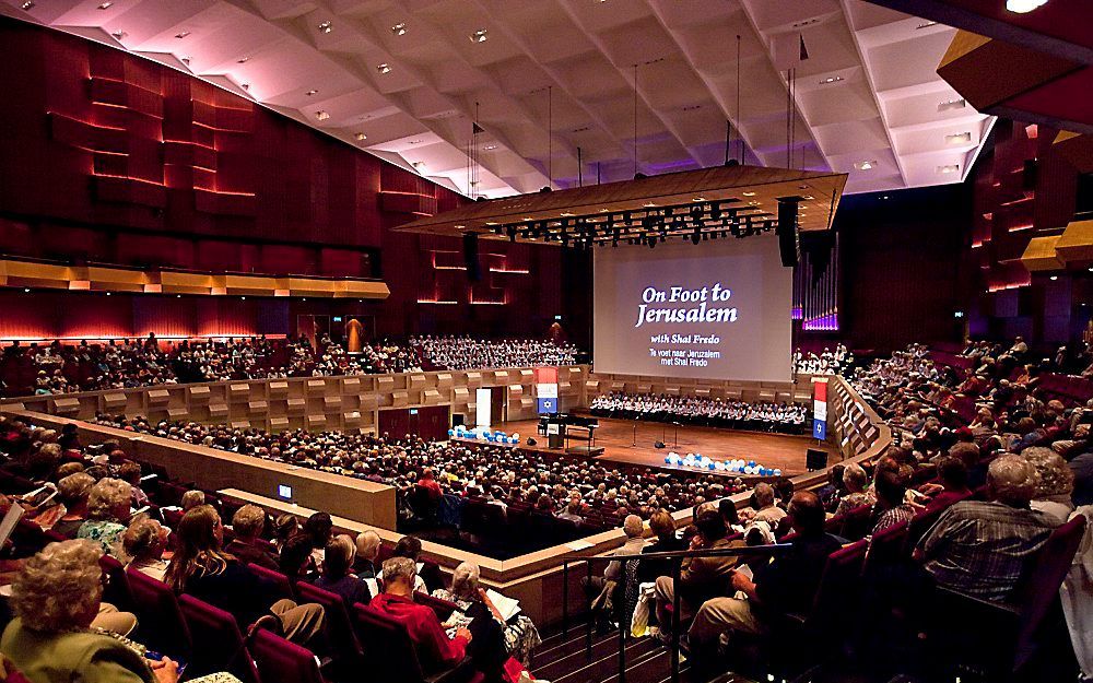 ROTTERDAM – Ongeveer 1800 mensen bezochten zaterdag in Rotterdam de tweejaarlijkse familiedag van de stichting Christenen voor Israël. Er waren diverse sprekers en er was een muzikaal programma. Foto Dirk Hol