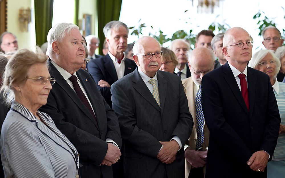 In de Hongaarse ambassade in Den Haag. V.l.n.r.: dr. ir. J. van der Graaf, dr. F. Stellingwerf en drs. L. W. de Graaff. Foto David van Dam