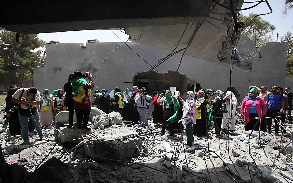 Huis van Gaddafi in Tripoli, beschadigd tijdens bombardement begin mei. Foto EPA