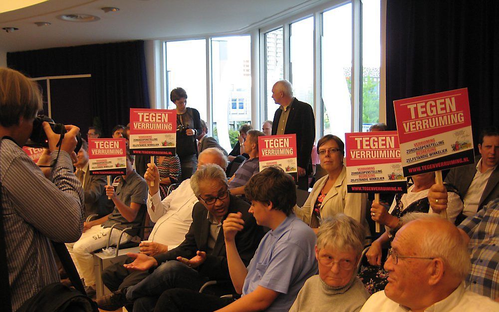 Protest tijdens raadsvergadering Zoetermeer. Foto Dammis de Geus, Stichting Tegen Verruiming Zondagopenstelling.