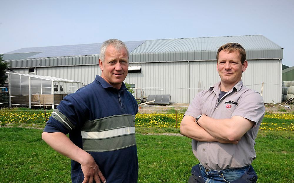 Wiebe (l.) en Jaap Goodijk voor de loods in Sexbierum waarop ze zonnepanelen lieten installeren. Foto Frans Andringa