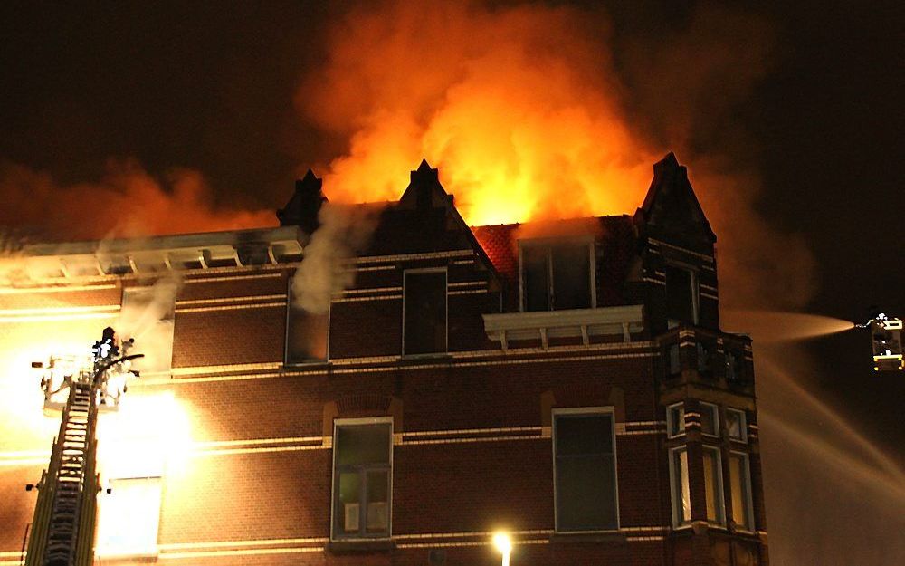 In een pand in het centrum van Rotterdam heeft woensdagnacht een grote brand gewoed. Er vielen geen gewonden. Foto Roel Dijkstra