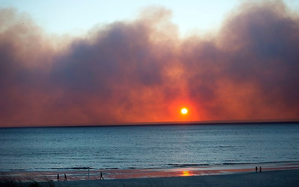 Rook van duinbrand trekt over zee. Foto ANP