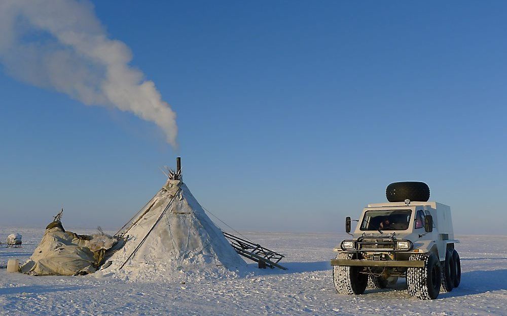 Een trekol-sneeuwvoertuig bij een tsjoem, een tent op de Siberische toendra. Foto's RD