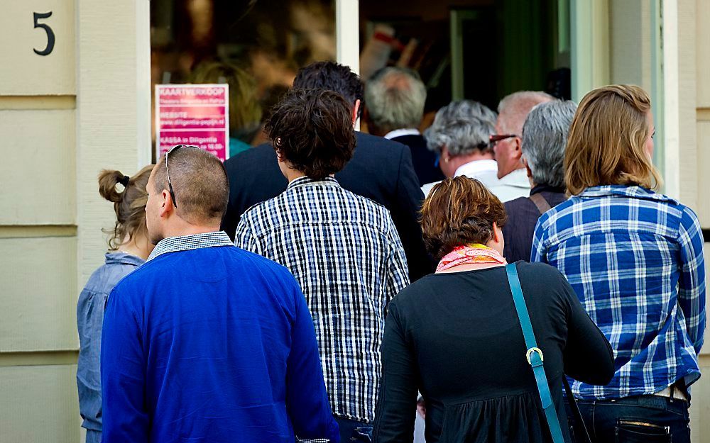 De nabestaanden van Nederlanders die vorig jaar op 12 mei omkwamen bij de vliegramp in de Libische hoofdstad Tripoli, komen donderdag bijeen in theater Diligentia in Den Haag voor een besloten bijeenkomst. Foto ANP