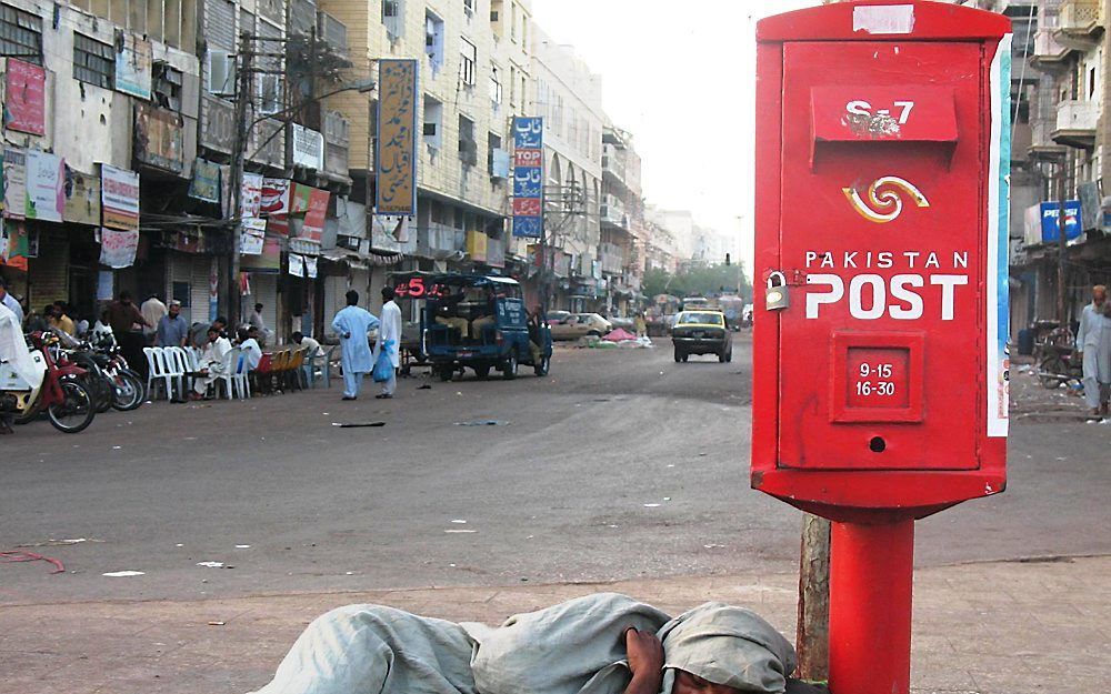 Straatbeeld van Karachi, de stad die zijn veelkleurige identiteit ziet verdwijnen door islamisering. Foto EPA