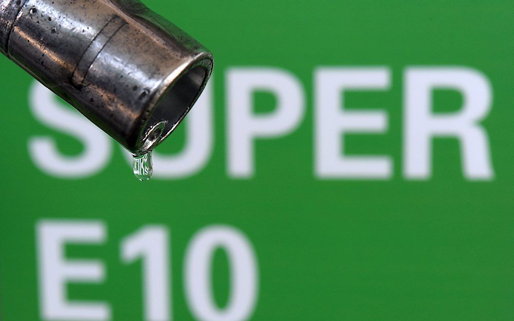 Tanken met de biobrandstof E10, waaraan 10 procent bio-ethanol is toegevoegd, is geen probleem voor motoren van een auto waarvan de fabrikant zegt dat deze daar niet geschikt voor is. Foto EPA