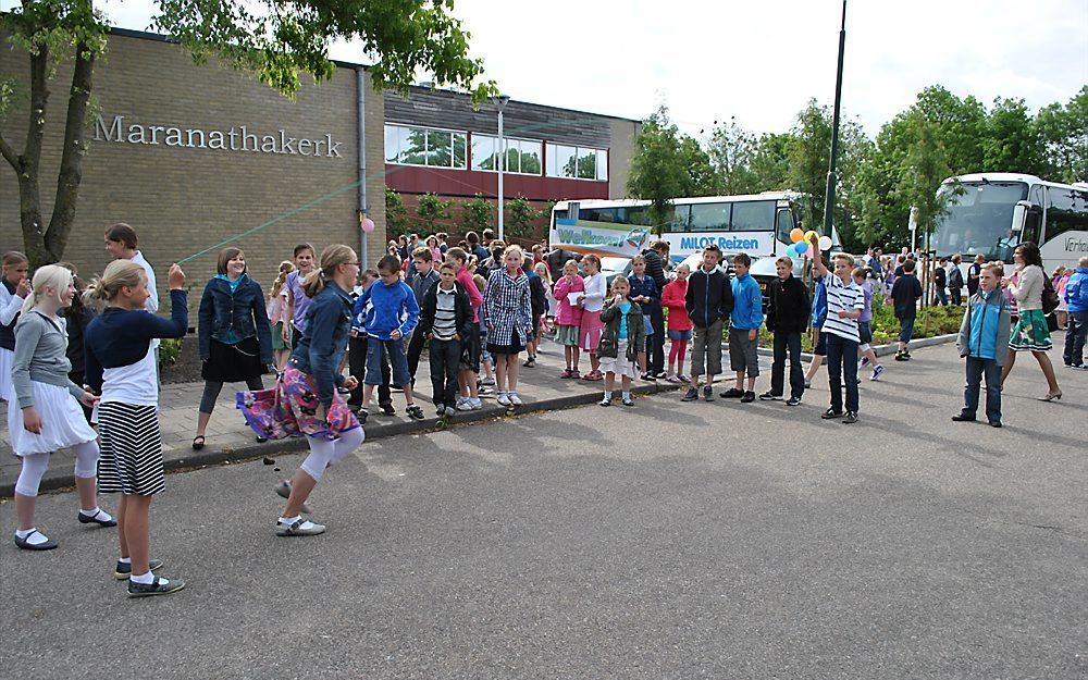 Jongeren bij de Maranathakerk in Woudenberg.